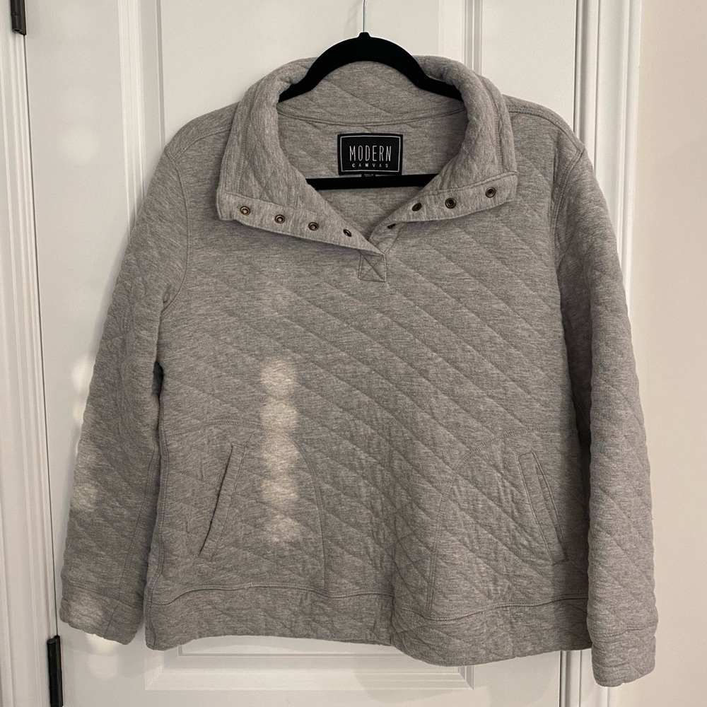 Quilted sweater with pockets and snap detail. Modern Canvas - Large
